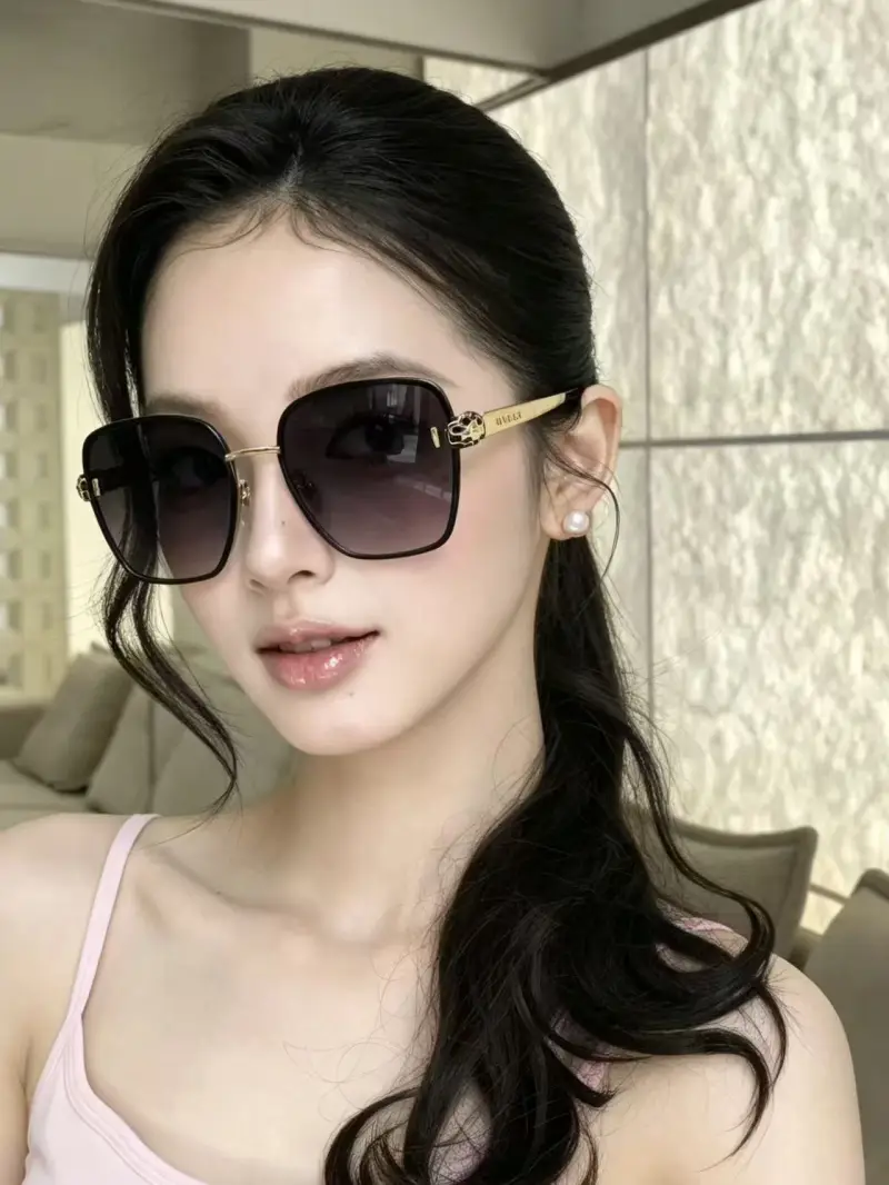 BVLGARI BV40092 square designer sunglasses colorway 01